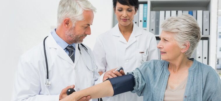 Meranie krvného tlaku s cieľom diagnostikovať hypertenziu